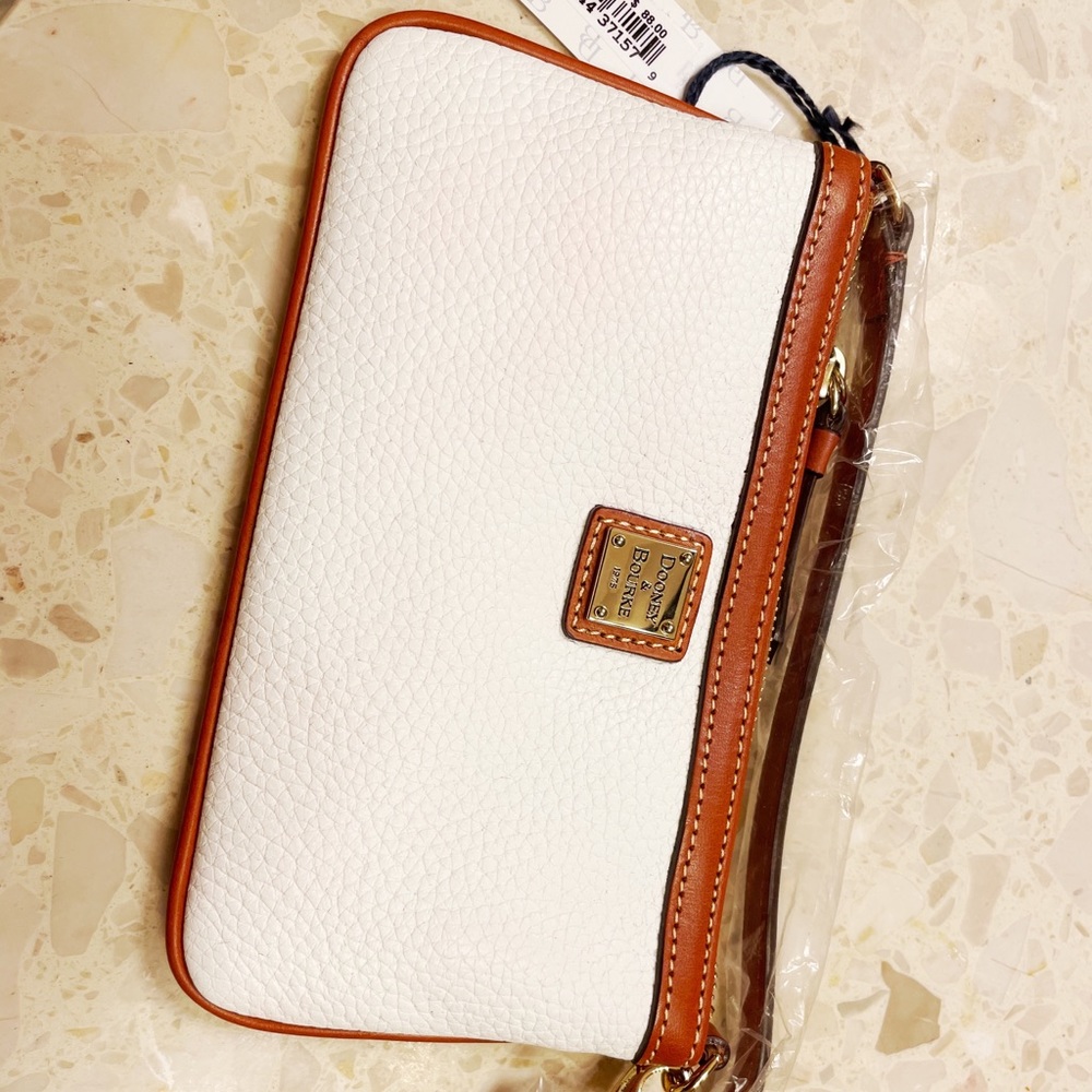 Dooney & Bourke wristlet (new) ❣️